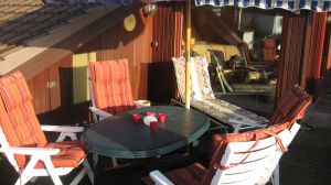 Dach-Terrasse Dach-Terrasse an der Lounge mit herrlichem Meerblick. Hier kann man einfach nur sitzen, tief durchatmen und die Gedanken schweifen lassen. Geniessen Sie den Sonnenaufgang bis zur Abendsonne... oder nutzen Sie die Seiten-Terrasse... oder die untere Garten-Terrasse.: -) - Bild 4: Top-Ferienhaus Ostsee Meersicht Hunde Nahe Grömitz