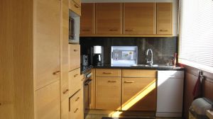 Küche Hier ein Blick in die Küche, welche sich direkt am Wohnzimmer befindet. Ceranfeldherd mit Backofen, Geschirrspüler, Kühl- Gefrierkombi, Mikrowelle, Wasserkocher, Toaster, Kaffeemaschine und was man eben alles so braucht in einer Küche. - Bild 7: Top-Ferienhaus Ostsee Meersicht Hunde Nahe Grömitz