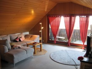 Zweites Wohnzimmer im Dachgeschoss mit 100% Kuschelfaktor. Ein Flachbild-TV und eine Musikanlage runden alles ab. Auch gibt es hier oben eine Toilette. Direkter Zugang auf die große Sonnen-Terrasse mit traumhaftem Meerblick, der Sie umhauen wird. Hier will man nicht mehr weg.: -) - Bild 4: Top-Ferienhaus Ostsee Meersicht Hunde Nahe Grömitz