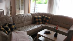 Das Wohnzimmer mit gemütlicher Couch, Kamin, Flachbild-TV, DVD-Player und Musikanlage bietet alles was man braucht. Von hier kommen Sie direkt zur grossen Terrasse. - Bild 5: Nahe Grömitz Neustadt Pelzerhaken Rettin Ostsee Hunde willkommen