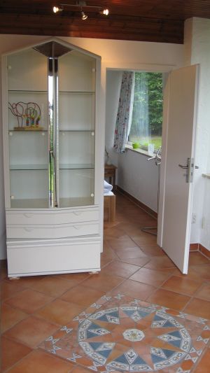 Hier der Eingangsbereich über den Sie ins kleine Schlafzimmer gelangen und in den Flur zum Wohnzimmer und ins Duschbad. Bedenken Sie bitte, wenn Sie mit mehreren Personen Urlaub machen möchten, dass das Haus nur über ein Duschbad verfügt. - Bild 10: Nahe Grömitz Neustadt Pelzerhaken Rettin Ostsee Hunde willkommen