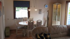 Der Esstisch befindet sich im Wohnzimmer direkt an der Küche und bietet 6 Personen ausreichend Platz. Er ist auch noch ausziehbar. Meistens nutzt man aber die überdachte Terrasse, da man dort wettergeschützt toll sitzen kann. - Bild 6: Nahe Grömitz Neustadt Pelzerhaken Rettin Ostsee Hunde willkommen