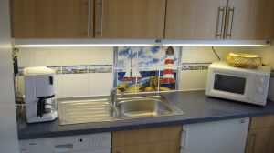Die relativ neue Küche ist komplett ausgestattet mit einem Geschirrspüler, Ceranherd, Ofen, Kühl- Gefrierschrank, Mikrowelle, Filterkaffeemaschine, Wasserkocher. - Bild 7: Nahe Grömitz Neustadt Pelzerhaken Rettin Ostsee Hunde willkommen