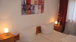 Hier sehen Sie eines der beiden Schlafzimmer mit den grossen Betten. Das Haus hat insgesamt 3 Schlafzimmer. 2 x mit 180er Doppelbetten im Souterrain und 1 x in der Paterre mit einem 140er Bett. Es ist also Platz für maximal 6 Personen. Bedenken Sie dann aber, dass nur 1 Duschbad zur Verfügung steht. - Bild 8: Nahe Grömitz Neustadt Pelzerhaken Rettin Ostsee Hunde willkommen