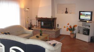 Das Wohnzimmer mit gemütlicher Couch, Kamin, Flachbild-TV, DVD-Player und Musikanlage bietet alles was man braucht. Von hier kommen Sie direkt zur grossen Terrasse. - Bild 4: Nahe Grömitz Neustadt Pelzerhaken Rettin Ostsee Hunde willkommen