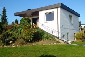 Das 4-Personen-Haus mit 2x 180er Doppelbett Schlafzimmern liegt hier im Gebiet mit am höchsten. Sie "thronen" über allen anderen und haben deshalb diesen tollen Meerblick. Es liegt ebenfalls am Rand, sodass Sie vollkommen ungestört Ihren Urlaub geniessen können. Wir sind stolz Ihnen ein solches Objekt präsentieren zu können, da es sich als Gesamtobjekt um eine Rarität an der Ostsee handelt. - Bild 1: Hundefreundlich Ostsee mit tollem Meerblick