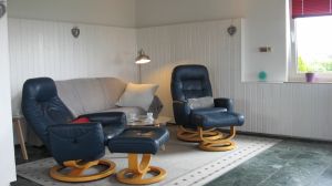 Das Wohnzimmer bietet Ihnen eine Couch und 2 Komfortsessel. Im Sitzen schauen Sie auf das Meer, auf den Flachbild-TV und auf den Kamin. Hier ist man und hier bleibt man. - Bild 8: Hundefreundlich Ostsee mit tollem Meerblick