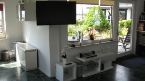 Der Flachbild-TV am Schwenkarm und die Musikanlage. - Bild 10: Hundefreundlich Ostsee mit tollem Meerblick