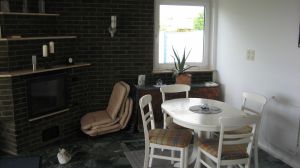 Die saugemütliche Essecke mit Kamin sucht seines gleichen. Erstens haben Sie hier mal wieder die Meersicht und Sie können den Flachbild-TV in die Richtung drehen, da dieser an einem Schwenkarm installiert ist. Naja, und bei kälteren Tagen ist der Kamin ein weiterer Blickfang. - Bild 12: Hundefreundlich Ostsee mit tollem Meerblick