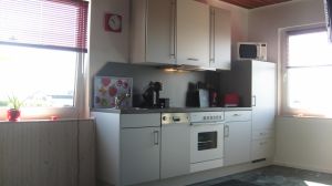Die neue Küche ist voll ausgestattet. Geschirrspüler, Ceranherd, Umluftofen, Mikrowelle, Toaster, Kaffeemaschine, Kühlschrank mit Eisfach und was man eben noch so alles braucht. Übrigens, aus dem Küchenfenster schauen Sie wohin? Genau, auf das Meer. - Bild 11: Hundefreundlich Ostsee mit tollem Meerblick