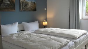 Hier das eine der beiden Schlafzimmer. Beide haben ein 180er Doppelbett. In einem Schlafzimmer befindet sich ein weiterer TV. - Bild 13: Hundefreundlich Ostsee mit tollem Meerblick