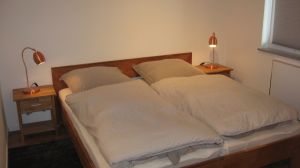 Hier das kleinere der beiden Schlafzimmer. Das Bett ist ebenfalls 180 cm breit. Bei Bedarf können wir den TV aus dem grossen Schlafzimmer auch hier platzieren, da der Raum ebenfalls einen TV-Anschluss besitzt. - Bild 7: Hundefreundliches Ferienhaus Meersicht Lübecker Bucht bei Grömitz