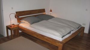 Großes Schlafzimmer mit Doppelbett und zusätzlichem TV und direktem Zugang zu einem der beiden Duschbäder. - Bild 6: Hundefreundliches Ferienhaus Meersicht Lübecker Bucht bei Grömitz