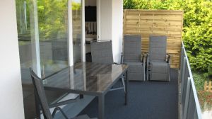 Der grosse überdachte Terrassenbalkon bietet Ihnen ein gemütliches und geschütztes Ambiente. Sie können ihn also bei fast jedem Wetter nutzen. Geniessen Sie hier Ihr Frühstück (frische Brötchen gibt es in 2 Minuten zu Fuss, April bis September) und Abends lassen Sie hier einen schönen Urlaubstag mit Meeresrauschen und toller Aussicht ausklingen. - Bild 8: Hundefreundliches Ferienhaus Meersicht Lübecker Bucht bei Grömitz