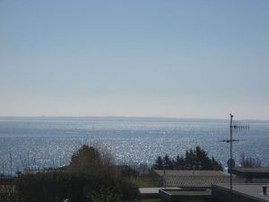 Hier sehen Sie einen Teil der Aussicht von der Terrasse aus. Sie lieben den direkten Kontakt zum Meer? Hier ist er. Geniessen Sie schöne Momente auf der Terrasse, tagsüber oder Nachts. Das Wechselspiel der Ausssicht fasziniert uns selber nach über 40 Jahren hier immer noch jeden Tag. - Bild 1: Hundefreundliches Ferienhaus Meersicht Lübecker Bucht bei Grömitz