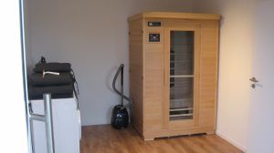 Es gibt im Haus einen weiteren Raum mit einer Infrarot-Sauna, Waschmaschine und Trockner. Der Raum ist auch gut als Lager für mitgebrachte Gegenstände zu nutzen. Von hier aus haben Sie einen direkten Zugang zum grossen Schlafzimmer sowie einen direkten Ausgang zur unteren Terrasse und zur Auffahrt. - Bild 10: Hundefreundliches Ferienhaus Meersicht Lübecker Bucht bei Grömitz