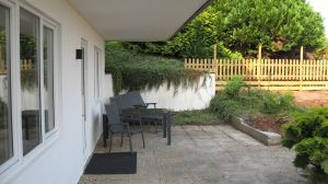 Die untere ebenfalls überdachte Terrasse zum Garten bieten Ihnen einen kompletten alteingewachsenen Sichtschutz zur Strasse und ist komplett für Hunde umzäunt. - Bild 9: Hundefreundliches Ferienhaus Meersicht Lübecker Bucht bei Grömitz