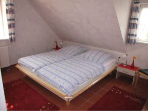 Ein Schlafraum ist mit Doppelbett, das Andere mit Einzelbetten, die zusammengeschoben werden können, ausgestattet. - Bild 2: Insel Rügen; Maisonettewohnung von Privat; W-LAN; 400m vom Strand