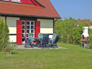 Die Terrasse ist durch Bewuchs mit Sichtschutz umgeben. Der Grillkamin ist im Sommer natürlich ideal. - Bild 5: Insel Rügen; Maisonettewohnung von Privat; W-LAN; 400m vom Strand