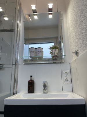 mit großem Spiegel, LED-Beleuchtung, Kosmetikspiegel & Föhn - Bild 11: TOP Ferienwohnung "AussichtsReich" in Hahnenklee für 2 - 3 Pers. und Hund