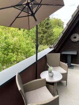 Sonnenbalkon mit gemütlicher Möblierung zum Entspannen - Bild 22: TOP Ferienwohnung "AussichtsReich" in Hahnenklee für 2 - 3 Pers. und Hund