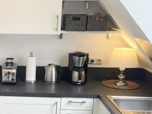 Kaffemaschine, Wasserkocher, Toaster. Eine Mikrowelle befindet sich im Hängeschrank - Bild 7: TOP Ferienwohnung "AussichtsReich" in Hahnenklee für 2 - 3 Pers. und Hund