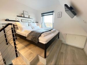 Podest mit Doppelbett 160 x 200 cm, LCD-TV, Abdunkelungs-Rollo - Bild 18: TOP Ferienwohnung "AussichtsReich" in Hahnenklee für 2 - 3 Pers. und Hund