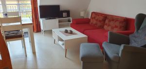 Wohnbereich mit Esstisch und Ausgang zum Süd-West-Balkon - Bild 3: Ferienwohnung Sonnenblume in Achtern Diek, Zingst