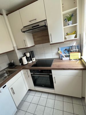 Separate Küche mit Spülmaschine, Herd, Mikrowelle, Backofen, Wasserkocher, Kaffeemaschine, Toaster, Geschirr und Besteck, Kochtöpfen usw. - Bild 5: Ferienwohnung Sonnenblume in Achtern Diek, Zingst
