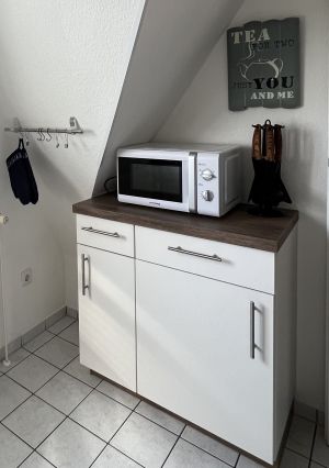 Schrank mit Mülleimern, Mikrowelle - Bild 6: Ferienwohnung Sonnenblume in Achtern Diek, Zingst