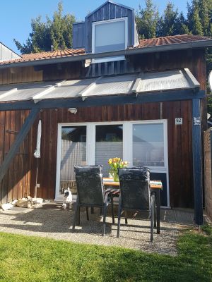 Außenansicht mit Garten und Terrasse - Bild 1: Urlaub im gemütlichen Ferienhaus Waldhäuschen Zandt- Bayerischer Wald