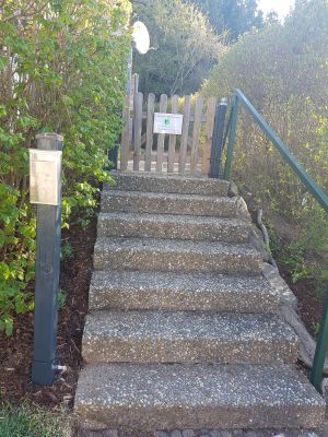 Der Garten ist komplett eingezäunt und eingewachsen. - Bild 22: Urlaub im gemütlichen Ferienhaus Waldhäuschen Zandt- Bayerischer Wald