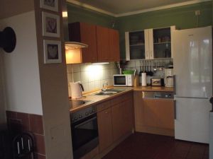 Komplett ausgestattete Küche mit Herd, Ofen, Kühlschrank mit Gefrierfach, Toaster, Wasserkocher, Kaffeemaschine, Geschirr und Besteck - Bild 11: Urlaub im gemütlichen Ferienhaus Waldhäuschen Zandt- Bayerischer Wald