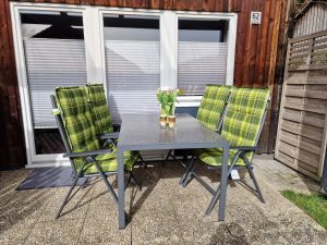 Überdachte Terrasse mit Sonnenschirm, Sitzgelegenheit und Grill - Bild 2: Urlaub im gemütlichen Ferienhaus Waldhäuschen Zandt- Bayerischer Wald