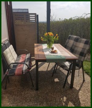 Terrasse mit Stühlen, Sitzbank, Sichtschutz, großem Tisch, Kugelgrill, Sonnenschirm - Bild 3: Urlaub im gemütlichen Ferienhaus Waldhäuschen Zandt- Bayerischer Wald