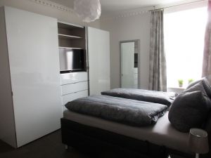 Schlafzimmer mit Flachbildschirm - Bild 9: EG FEWO in Göhren 200m zum Strand, Terrasse, WLAN!!