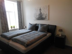 Großes Schlafzimmer mit Boxspringbett u. Etagenbett. - Bild 11: EG FEWO in Göhren 200m zum Strand, Terrasse, WLAN!!