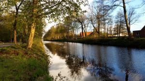 Der Elisabethfehnkanal liegt direkt vor unserer Haustür - Bild 11: 3-Zimmer-Ferienwohnung direkt am Fehnkanal