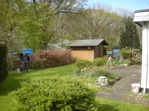 wird gerade fertiggestellt, grosse Kinderschaukel, Sandkasten mit Sonnendach und Spielzeug, Strandkorb, Sonnenterasse, Loungemöbel, Sonnenschirm, kleiner Hundeparcous (nur wenn Hundegäste erwartet werden) - Bild 18: Wellness für Familie und Hund Ferienhaus an Ostsee und Schlei