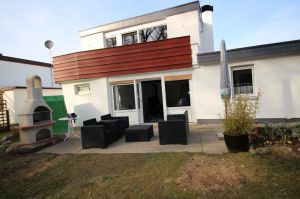 moderne Loungemöbel, Grillkamin und Strandkorb laden zum verweilen auf der Südterasse ein - Bild 4: Wellness für Familie und Hund Ferienhaus an Ostsee und Schlei