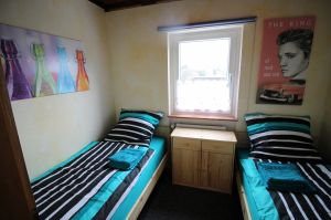 2 Einzelbetten 0,90 x 1,90 m
Kommode - Bild 13: Wellness für Familie und Hund Ferienhaus an Ostsee und Schlei