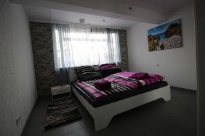 Schlafzimmer mit Doppelbett 1,80 m
Baby-Reisebett aufstellbar und vorhanden - Bild 8: Wellness für Familie und Hund Ferienhaus an Ostsee und Schlei