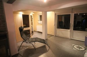 Blick aus dem Lesebereich in Saunaraum und Ruhebereich, Südterasse am Waldrand - Bild 6: Wellness für Familie und Hund Ferienhaus an Ostsee und Schlei