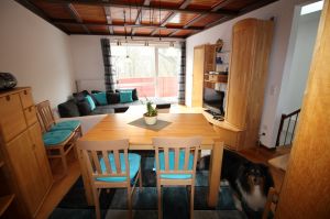 grosse Eckcouch, Wohnzimmerschränke und grosser Esstisch mit 4 Stühlen, 1 Sitzbank aus Buche massiv Echtholz, Kinderhochstuhl vorhanden - Bild 16: Wellness für Familie und Hund Ferienhaus an Ostsee und Schlei