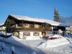 Unser Haus im Winter - Bild 1: Pension Landhaus Barbara in Fischen i. Allgäu