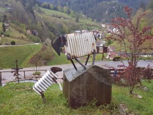 aus alten Heizkörpern entstanden unsere Heizschnucken - Bild 57: Außergewöhnliche luxuriöse Ferienwhg. im Schwarzwald - kl. Skulpturengarten