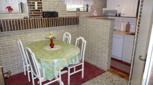 In der Küche gibt es einen Elektroherd mit Ceranfeld, einen Backofen sowie einen Geschirrspüler. - Bild 6: Ferienwohnung (Souterrain) in Berlin-Rudow