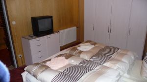 Auch im Schlafzimmer ist ein Fernseher vorhanden. - Bild 5: Ferienwohnung (Souterrain) in Berlin-Rudow