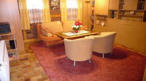 Wohnzimmer ohne Extrabett - Bild 1: Ferienwohnung (Souterrain) in Berlin-Rudow