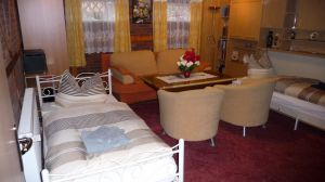 Wohnzimmer mit extra Betten. Auf der Schlafcouch können auch zwei Personen schlafen. - Bild 2: Ferienwohnung (Souterrain) in Berlin-Rudow